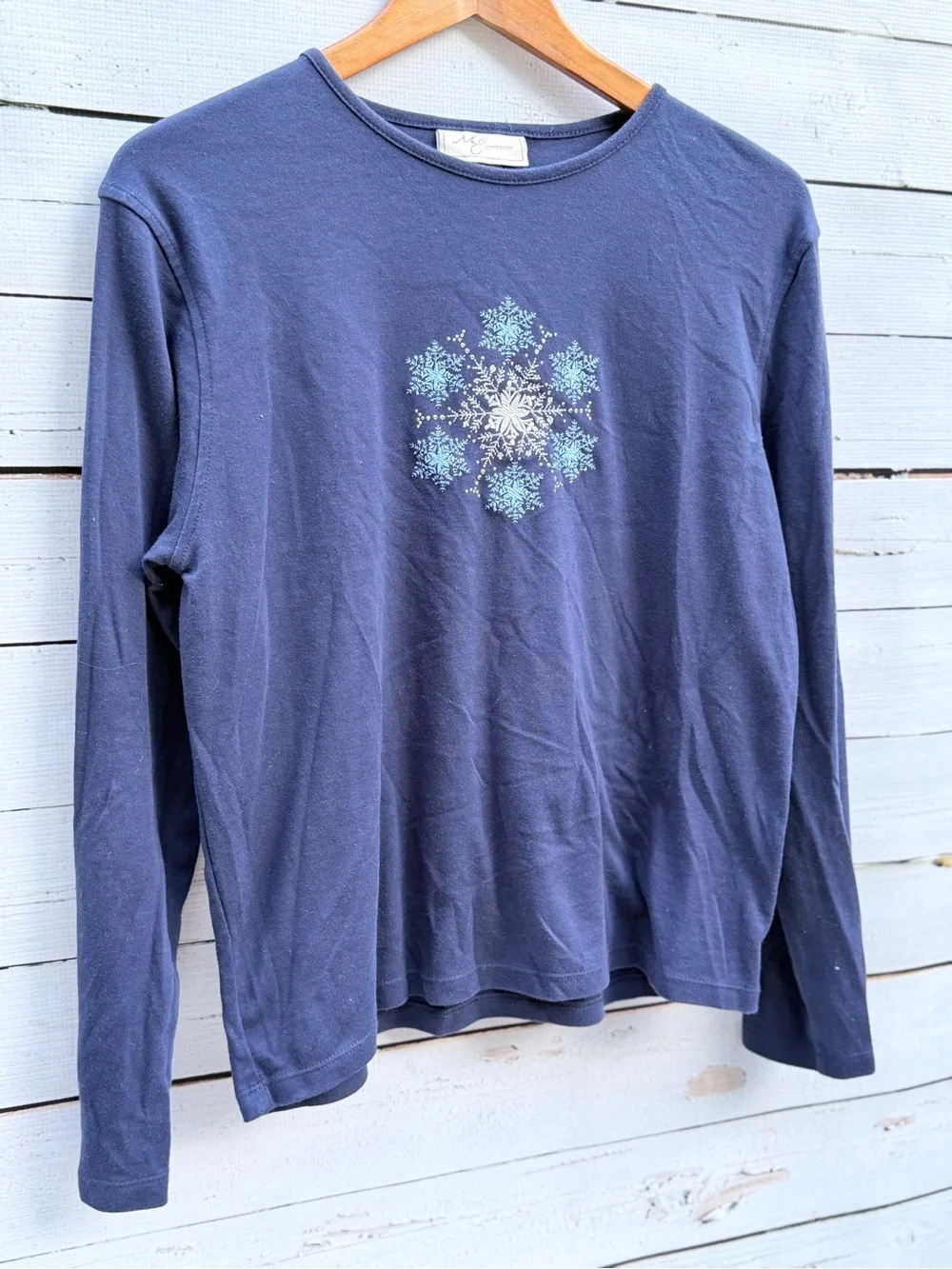 Women's Navy Long-Sleeve Snowflake Graphic Tee - Cozy Winter Top